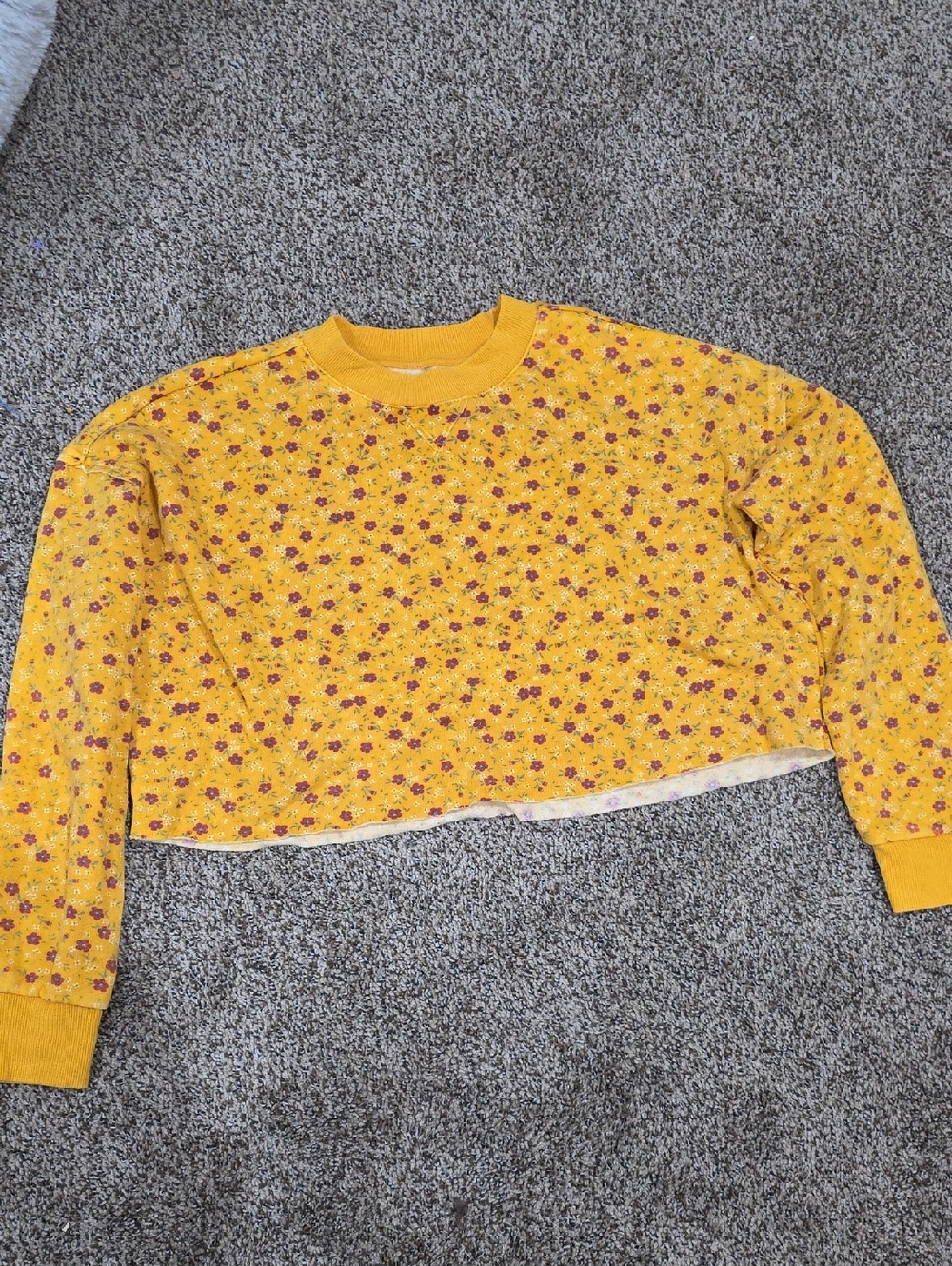 Colsie Yellow Floral Cropped Sweatshirt